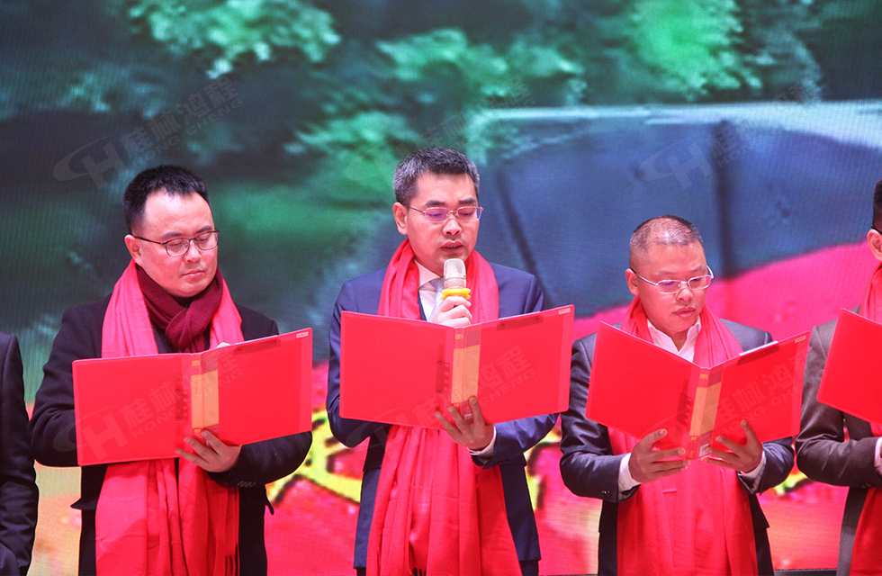 金牛辭舊歲，猛虎迎春來。搭著歡樂的時光列車，我們一起歡送碩果累累的2021年，迎來了嶄新的2022年。1月26日，我們歡聚一堂，在歡聲笑語、載歌載舞中迎接新春，“立足新鴻程開創(chuàng)新局面”桂林鴻程2021年年終總結(jié)表彰會由此開始！