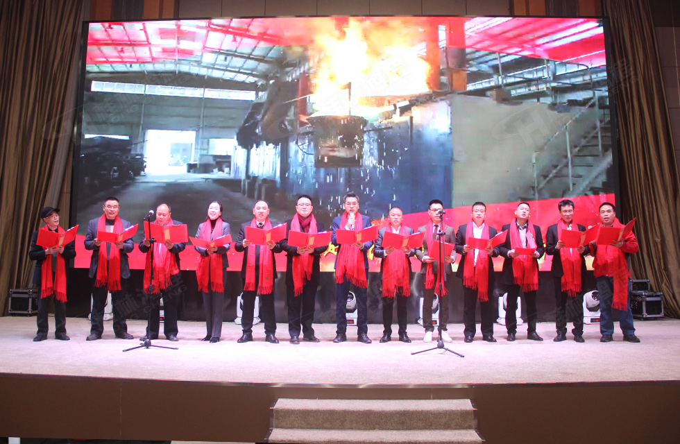 金牛辭舊歲，猛虎迎春來。搭著歡樂的時光列車，我們一起歡送碩果累累的2021年，迎來了嶄新的2022年。1月26日，我們歡聚一堂，在歡聲笑語、載歌載舞中迎接新春，“立足新鴻程開創(chuàng)新局面”桂林鴻程2021年年終總結(jié)表彰會由此開始！