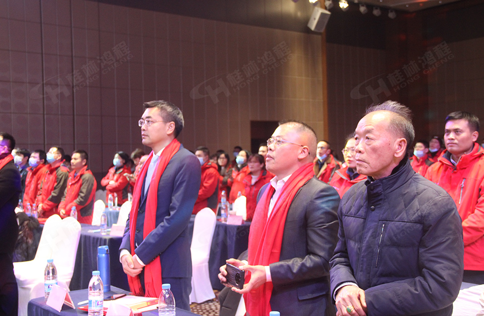 金牛辭舊歲，猛虎迎春來。搭著歡樂的時光列車，我們一起歡送碩果累累的2021年，迎來了嶄新的2022年。1月26日，我們歡聚一堂，在歡聲笑語、載歌載舞中迎接新春，“立足新鴻程開創(chuàng)新局面”桂林鴻程2021年年終總結(jié)表彰會由此開始！