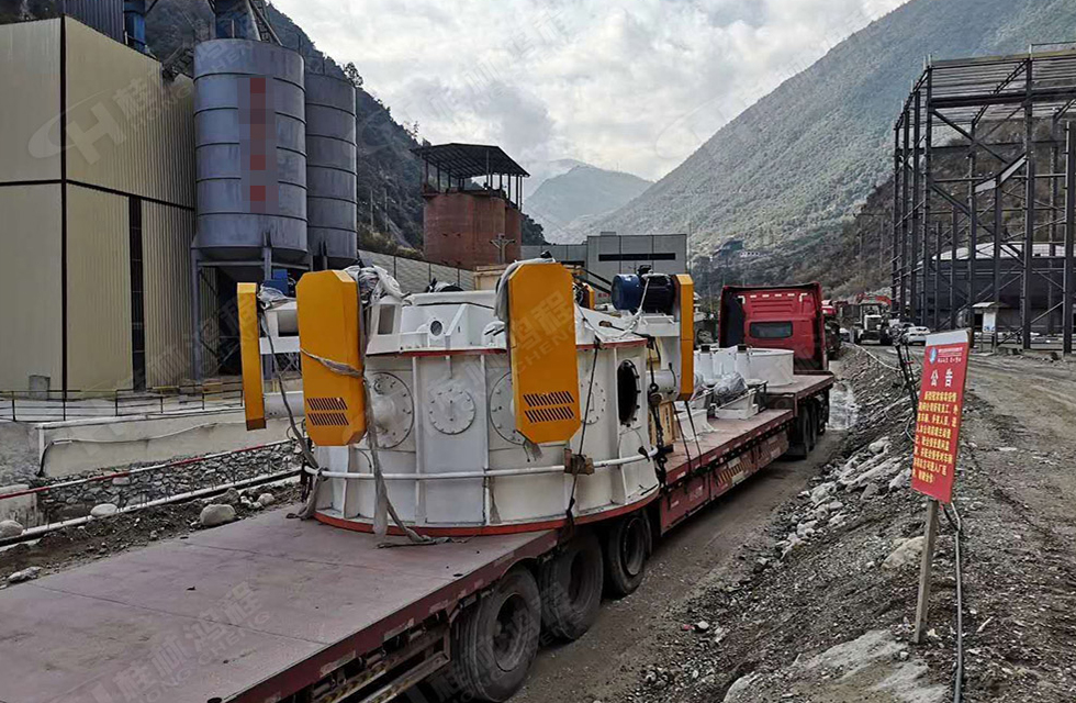 桂林鴻程董事長容棟國、總經理林總親臨磨機安裝現場指導工作