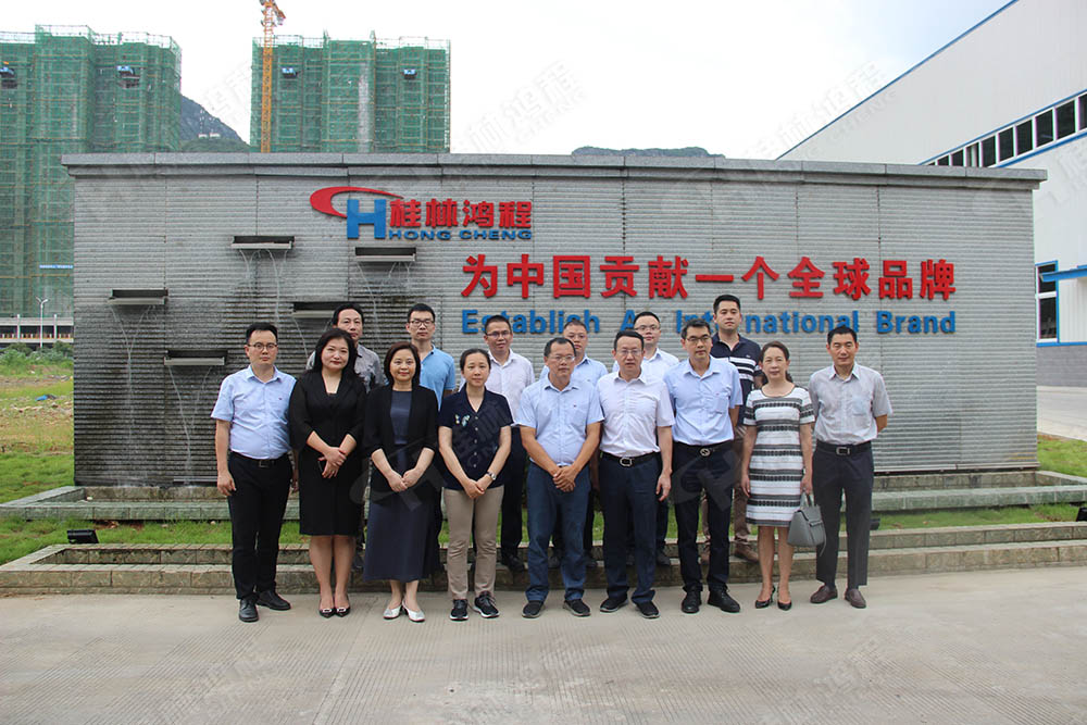 廣西證監(jiān)局和桂林市政府領(lǐng)導與鴻程領(lǐng)導合影